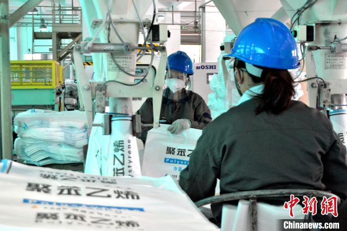 工人在生產(chǎn)線上包裝聚苯乙烯產(chǎn)品。　林弘梫 攝