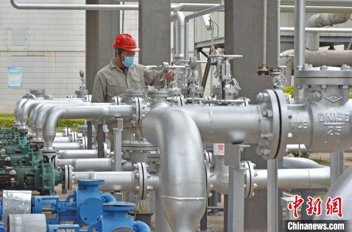 工人在查看設(shè)備儀表。　林弘梫 攝