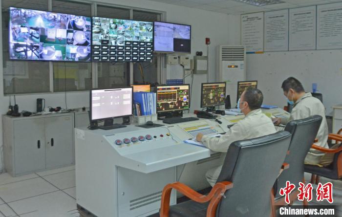 工人在中控室觀察各個生產(chǎn)車間運行情況。　林弘梫 攝
