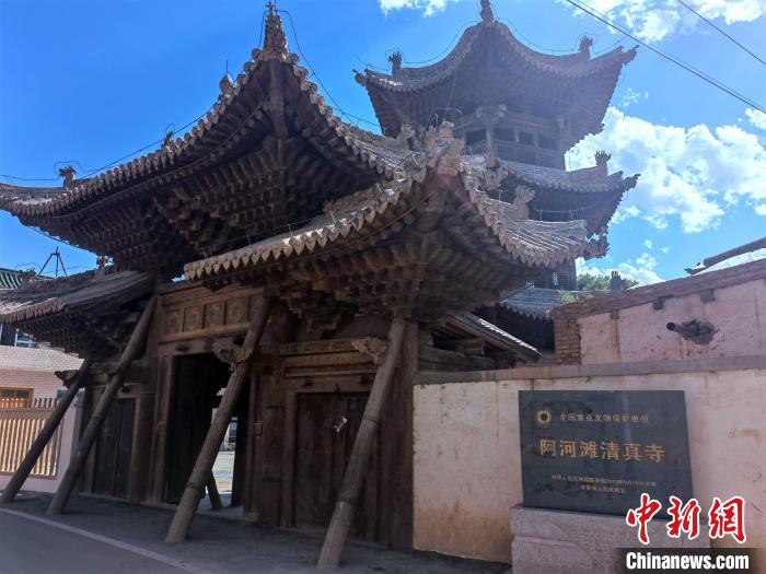 圖為集漢、藏、伊斯蘭風(fēng)格于一體的700年歷史的全國(guó)重點(diǎn)保護(hù)文物——阿河灘清真寺。　張海雯 攝