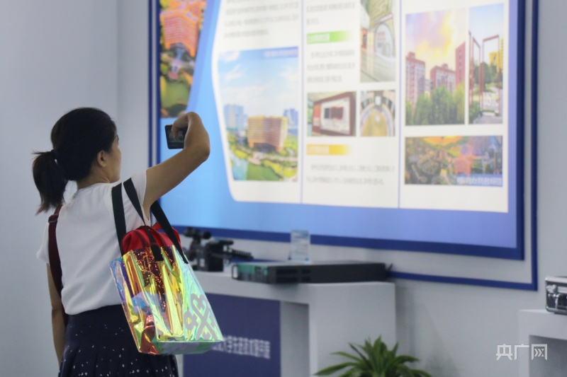 市民認(rèn)真觀展，拍攝展板上的說(shuō)明內(nèi)容(央廣網(wǎng)記者 趙家慧 攝)