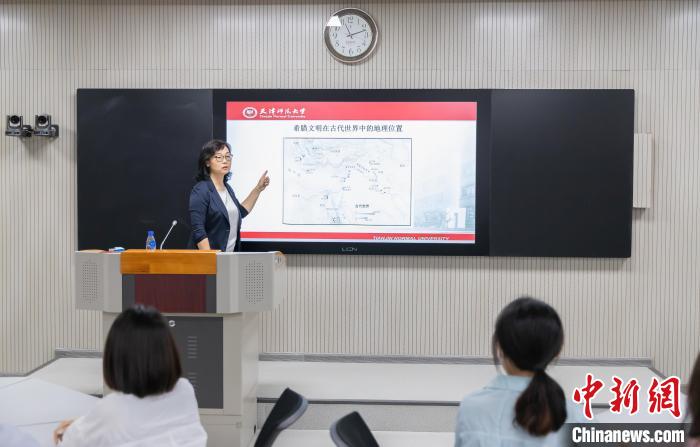 天津師范大學(xué)跨文化與世界文學(xué)研究院院長(zhǎng)、教授郝嵐正在為同學(xué)們上課?！⊥踉谟?攝