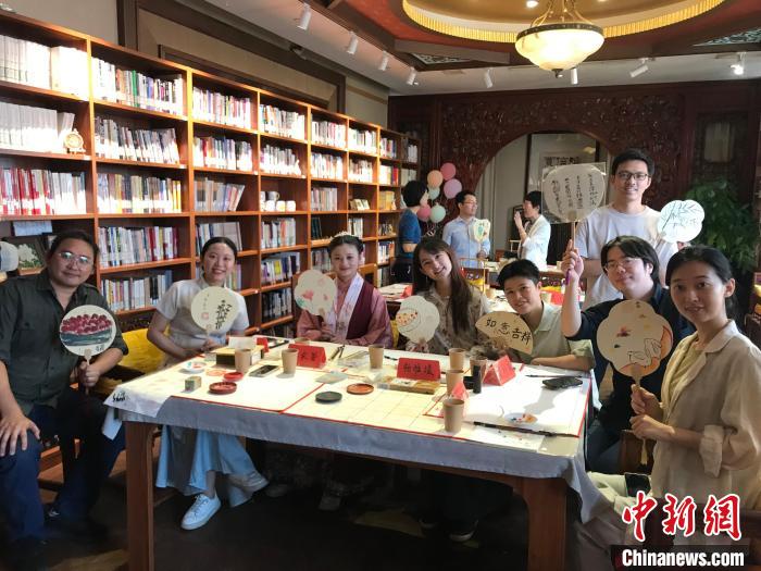 9月14日，“月動(dòng)臨秋扇”中華傳統(tǒng)文化沉浸式體驗(yàn)活動(dòng)在北京紀(jì)曉嵐故居舉辦。陳建新 攝 陳建新 攝