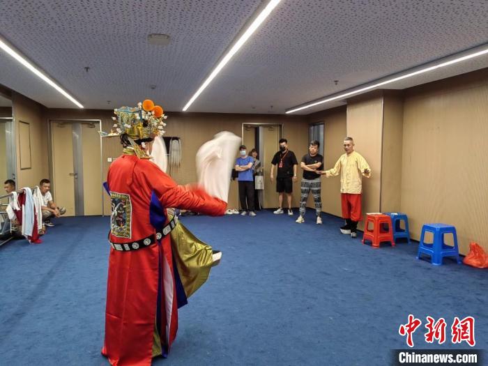 “天下第一團”正在進行練習?！±ド绞形捏w廣電和旅游局供圖