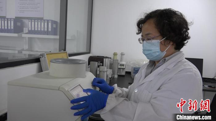 檢驗(yàn)員對(duì)樣品進(jìn)行檢測(cè)?！⊥趸萘?攝