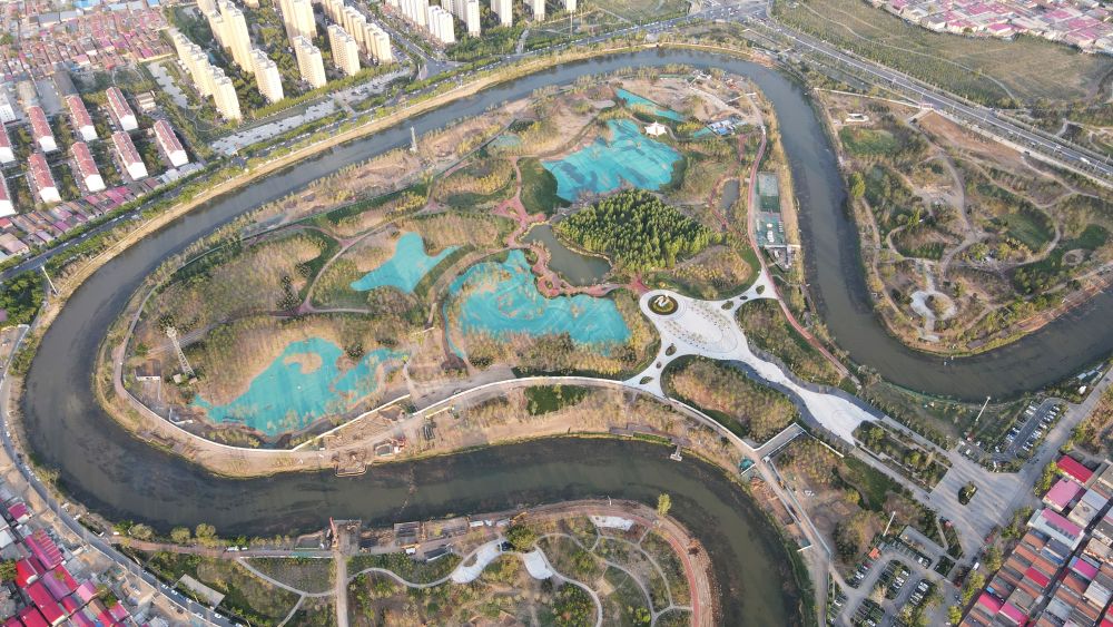 　圖為4月30日拍攝的河北滄州市區(qū)的大運河“Ω”形河道。新華社發(fā)(傅新春 攝)