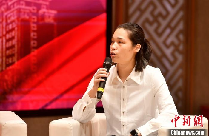 圖為林莉在福建師范大學(xué)分享會(huì)上發(fā)言。　呂明 攝