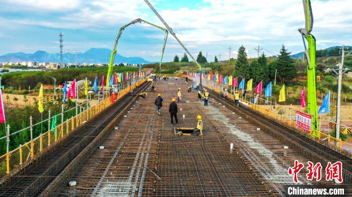 圖為渝昆高鐵云南段境內(nèi)首座大橋連續(xù)梁混凝土澆筑施工現(xiàn)場(chǎng)?！⑽馁F 攝