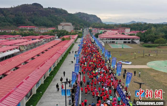 2022年龍虎山半程馬拉松鳴槍開跑?！⒅剧?攝