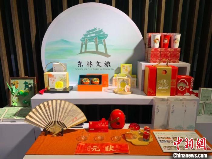 發(fā)展論壇現(xiàn)場展出的無錫城市文創(chuàng)作品?！O權 攝