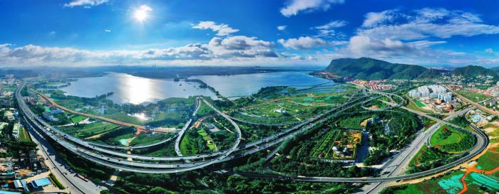 俯瞰昆明滇池沿岸。