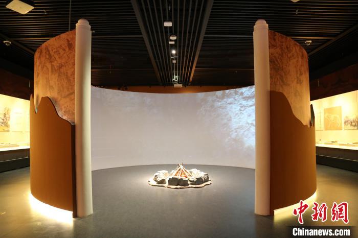 周口店遺址是迄今為止世界上同時期古人類遺址中，材料最豐富、最全面和最具代表性的一處遺址?！√胁┪镳^供圖