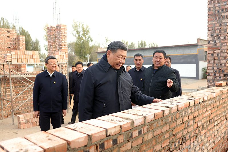 2023年11月10日，習(xí)近平總書記在河北保定涿州市刁窩鎮(zhèn)萬全莊村房屋重建施工現(xiàn)場考察。