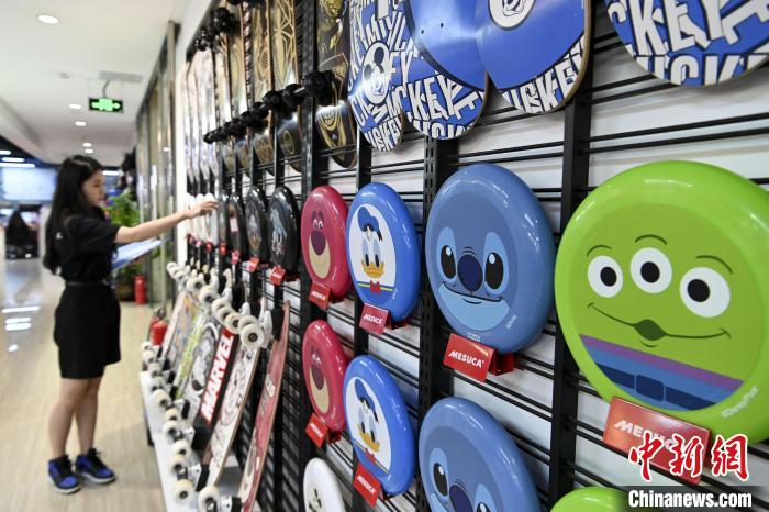 葉偉倫的體育用品公司推出了一系列IP授權(quán)款?！￡愺K旻　攝