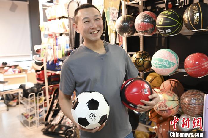 葉偉倫講述葉家在內(nèi)地的發(fā)展史，其中足球是他們家引以為傲的一個(gè)產(chǎn)品?！￡愺K旻 攝