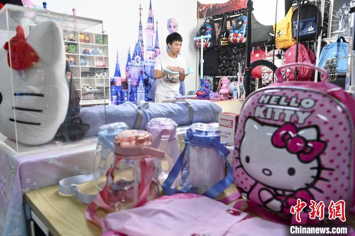 葉偉倫公司員工通過(guò)網(wǎng)絡(luò)直播方式銷(xiāo)售產(chǎn)品?！￡愺K旻 攝