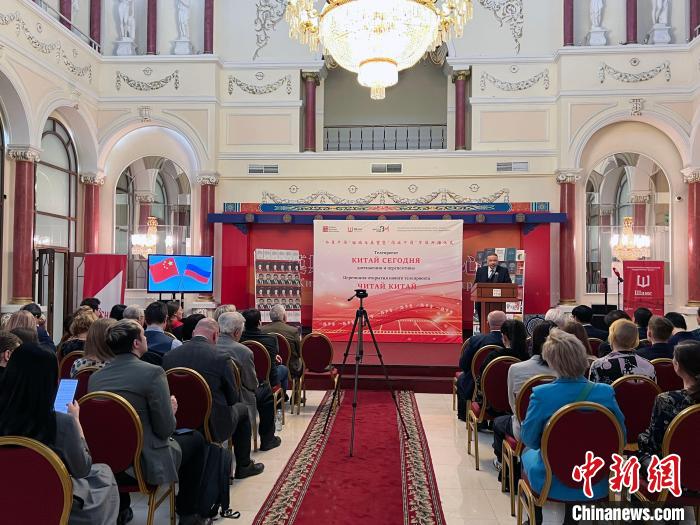 “今日中國”回顧與展望暨“閱讀中國”節(jié)目開播儀式活動現場。　田冰 攝