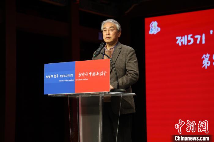 韓國前國務(wù)調(diào)整室長李錫駿致辭?！≈袊v韓國大使館供圖