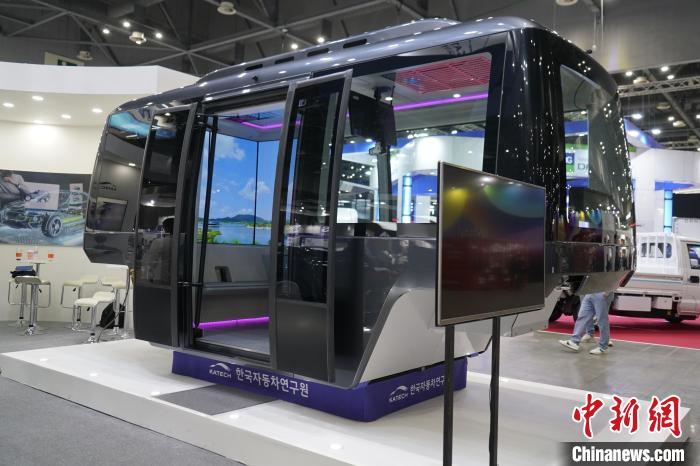 圖為展會(huì)上展示的無人駕駛移動(dòng)出行工具?！⑿?攝