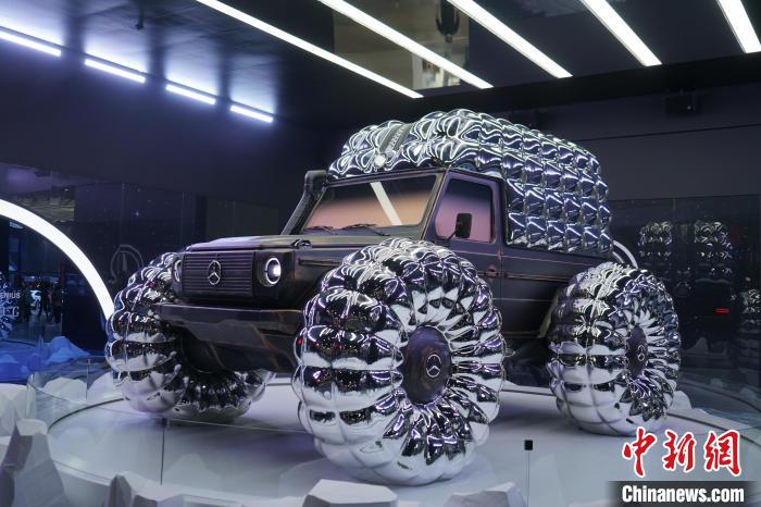 圖為梅賽德斯-奔馳和時(shí)尚品牌盟可睞(Moncler)共同設(shè)計(jì)的“Project MONDO G”?！⑿?攝