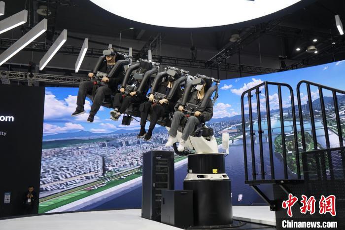 圖為觀眾在展會(huì)模擬體驗(yàn)未來城市空中移動(dòng)出行方式?！⑿?攝