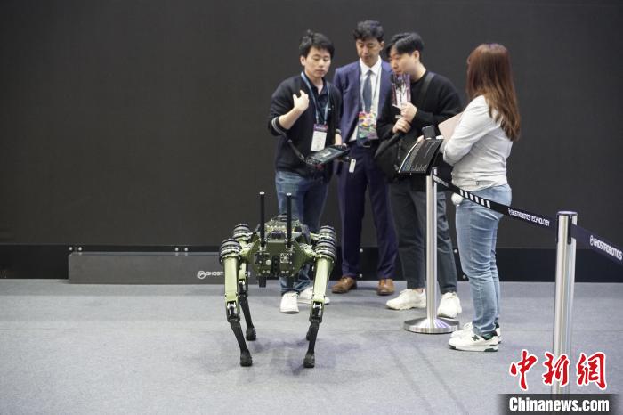 圖為觀眾在展會(huì)參觀機(jī)器人。　劉旭 攝