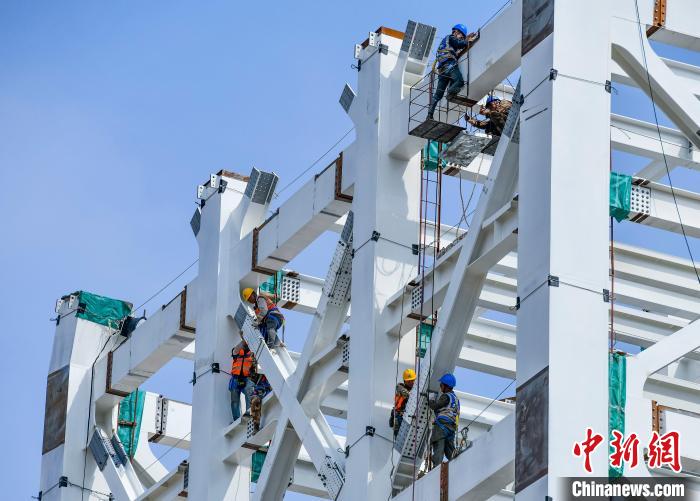 圖為海南商業(yè)航天發(fā)射場1號工位建設(shè)現(xiàn)場，工人正緊鑼密鼓施工?！●樤骑w 攝