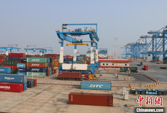 北部灣港欽州自動化集裝箱碼頭?！￡惽锵?攝