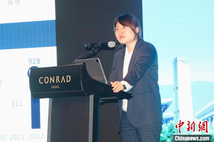 韓國大韓貿(mào)易投資振興公社外國投資監(jiān)察辦公室科長樸金蘭致辭?！∪f佳欣 攝