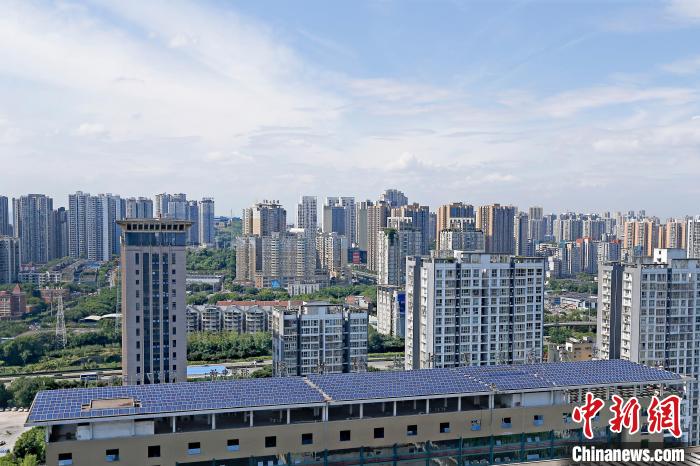 圖為輝騰能源在重慶市九龍坡區(qū)留學(xué)生創(chuàng)業(yè)園屋頂建設(shè)的光伏發(fā)電示范項(xiàng)目?！∈茉L企業(yè)供圖