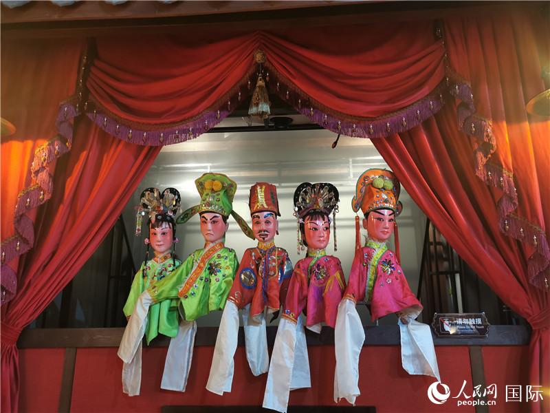 3D公仔戲臺。人民網(wǎng)記者 符園園攝