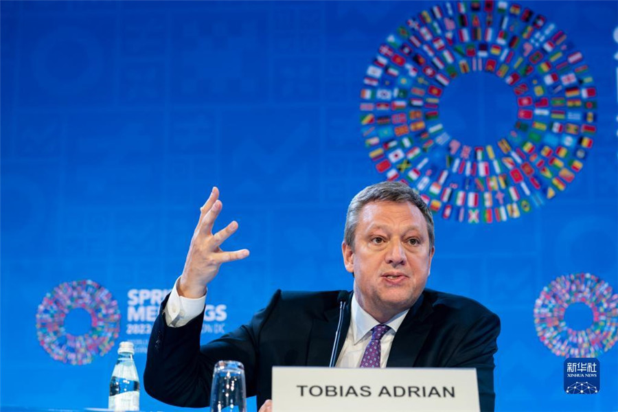 4月11日，在美國(guó)華盛頓，IMF貨幣與資本市場(chǎng)部主任托比亞斯·阿德里安出席記者會(huì)。新華社記者 劉杰 攝