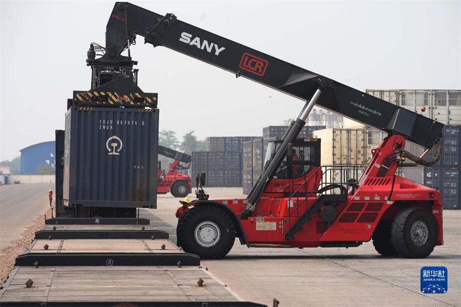 4月15日，老中鐵路有限公司的工人在老撾萬象南站裝載貨物。萬象南站是中老鐵路老撾段主要貨運站，靠近老撾與泰國邊境。因其獨特的地理位置和物流轉運配送區(qū)位優(yōu)勢，萬象南站成為中老泰等國貨物中轉的“旱碼頭”。新華社記者 邢廣利 攝