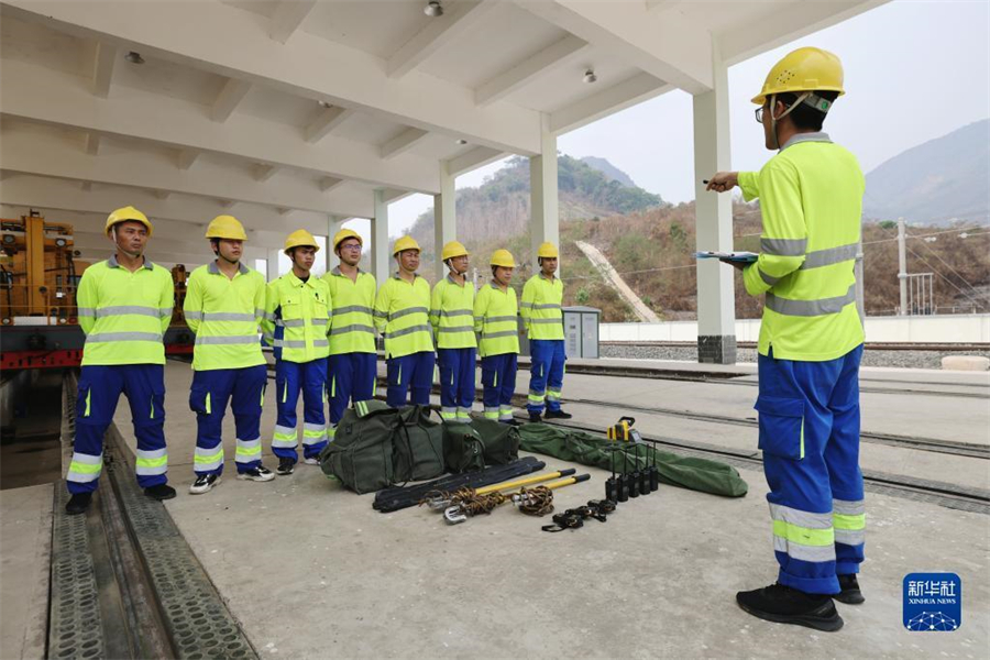 4月17日，瑯勃拉邦維保管理中心的工人在老撾瑯勃拉邦站附近進行接觸網(wǎng)維修保養(yǎng)演練?，槻罹S保管理中心由中國鐵路昆明局集團公司普洱基礎(chǔ)設(shè)施段按異地車間管理，根據(jù)昆明鐵路局與老中鐵路有限公司簽訂的中老鐵路固定設(shè)備維管合同，負責老撾境內(nèi)磨丁至萬象南段工務(wù)、供電、信號等固定設(shè)備養(yǎng)護維修及管理工作。新華社記者 邢廣利 攝