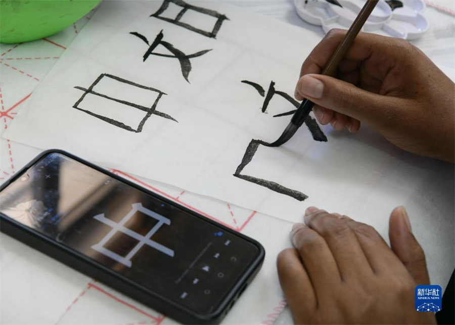 4月18日，肯尼亞學(xué)生在內(nèi)羅畢大學(xué)孔子學(xué)院舉辦的活動上寫毛筆字?？夏醽唭?nèi)羅畢大學(xué)孔子學(xué)院18日舉辦“中文，增進(jìn)文明對話”主題活動，慶祝即將到來的第14個聯(lián)合國中文日。肯尼亞學(xué)生參與互動，進(jìn)行書法、剪紙、唱中文歌等活動。新華社記者 韓旭 攝