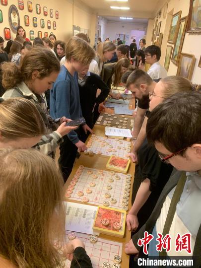 4月21日，莫斯科國立語言大學(xué)孔子學(xué)院附屬中學(xué)舉辦“國際中文日”活動，學(xué)生們學(xué)習(xí)中國象棋?！∧箍茋⒄Z言大學(xué)孔子學(xué)院 供圖