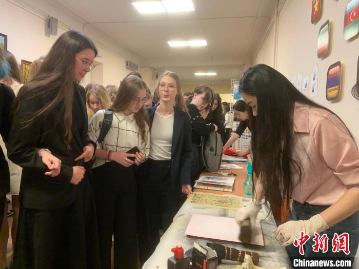 4月21日，莫斯科國立語言大學(xué)孔子學(xué)院附屬中學(xué)舉辦“國際中文日”活動，學(xué)生們體驗雕版印刷?！∧箍茋⒄Z言大學(xué)孔子學(xué)院 供圖