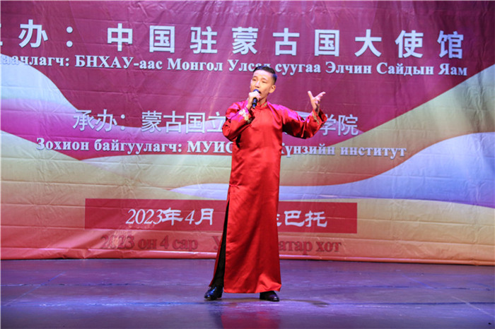 一等獎選手賀希格中學的包勒爾德表演貫口《玲瓏塔》。蒙古國立大學孔子學院供圖