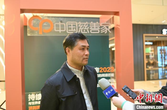 薛濤接受采訪?！∮诤Ｑ?攝