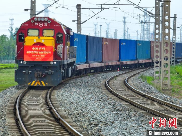 中歐班列長安號俄羅斯菜籽油回程石羊集團(tuán)專列順利抵達(dá)西安國際港站?！∥靼矅H港務(wù)區(qū)供圖