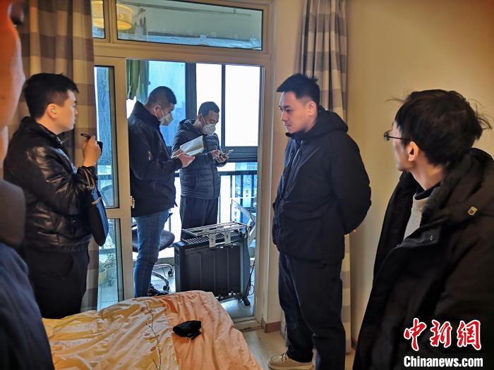 丹東市公安局民警抓捕犯罪嫌疑人，在其家中進(jìn)行搜查?！〉|市公安局供圖