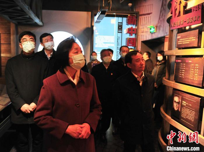 臺(tái)盟中央主席蘇輝近日率調(diào)研組赴吉林開展重點(diǎn)考察調(diào)研。圖為在長(zhǎng)影舊址博物館考察吉林特色文化產(chǎn)業(yè)發(fā)展?！「啐埌?攝