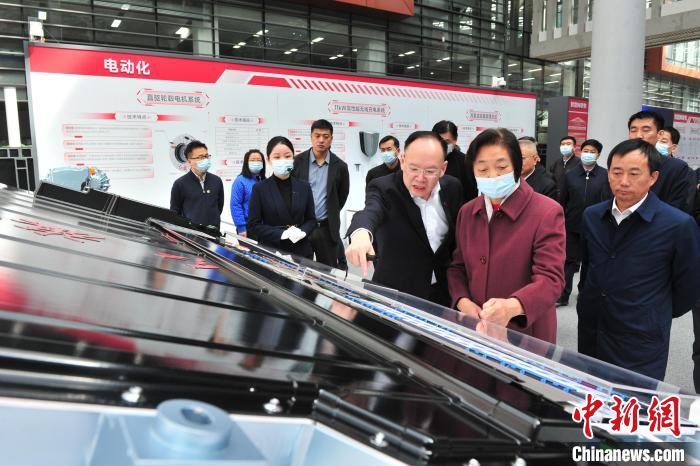 臺(tái)盟中央主席蘇輝近日率調(diào)研組赴吉林開展重點(diǎn)考察調(diào)研。圖為在中國(guó)第一汽車集團(tuán)有限公司調(diào)研?！「啐埌?攝