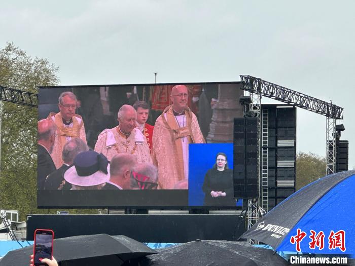 當?shù)貢r間5月6日，英國國王查爾斯三世的加冕儀式舉行。民眾雨中觀看儀式?！W陽開宇 攝