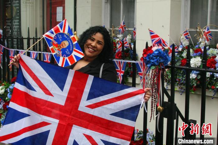 當?shù)貢r間5月6日，英國國王查爾斯三世的加冕儀式舉行。圖為前往觀禮區(qū)的民眾?！埰?攝