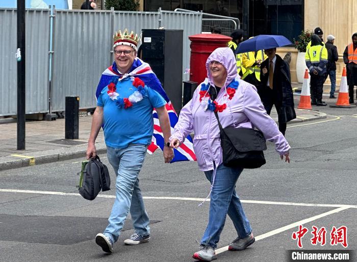 當?shù)貢r間5月6日，英國國王查爾斯三世的加冕儀式舉行。圖為前往觀禮區(qū)的民眾?！W陽開宇 攝