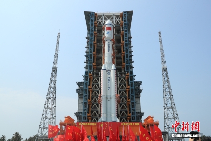 圖為轉(zhuǎn)運(yùn)現(xiàn)場(chǎng)。攝影 邱立軍 黃國(guó)暢