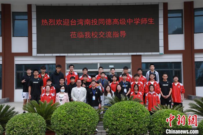 兩岸學生共同參觀了高平市第一中學校史展覽館。　主辦方供圖