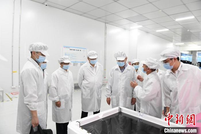 圖為蔡達(dá)峰一行在惠科電子(北海)科技產(chǎn)業(yè)園調(diào)研?！×趾?攝