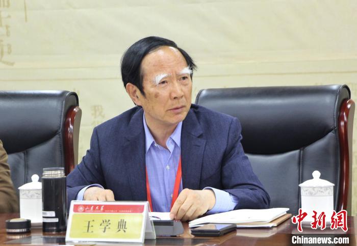山東大學(xué)儒學(xué)高等研究院執(zhí)行院長、《文史哲》雜志主編王學(xué)典主持首場主題發(fā)言。　趙曉 攝